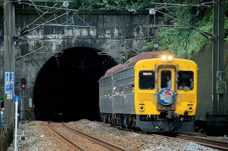 trc復刻版的光華號專列駛出示德隧道