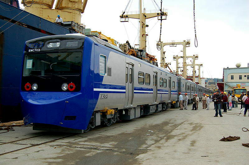 EMU700型電聯車登陸基隆港