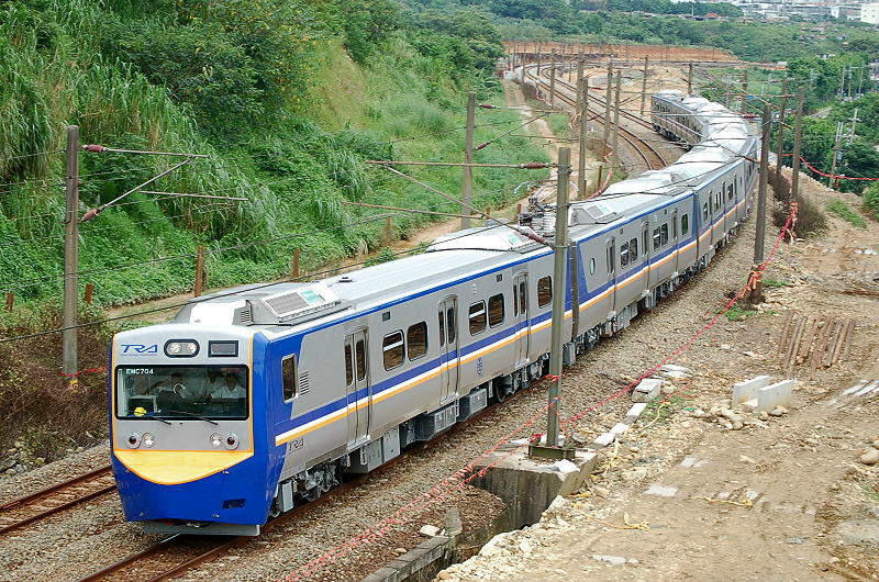 EMU700型電聯車通過鶯歌南