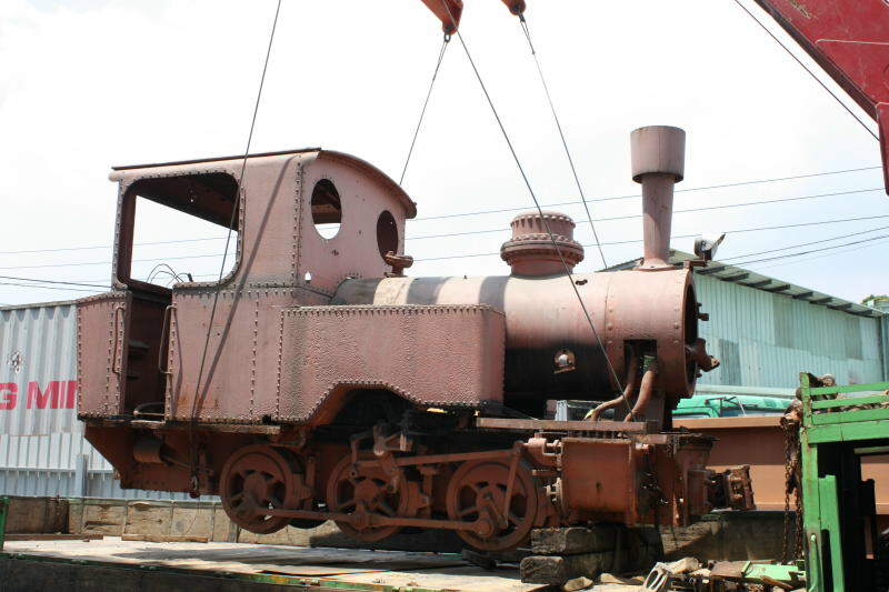 三峽煤礦2號蒸氣機車吊掛載往整修