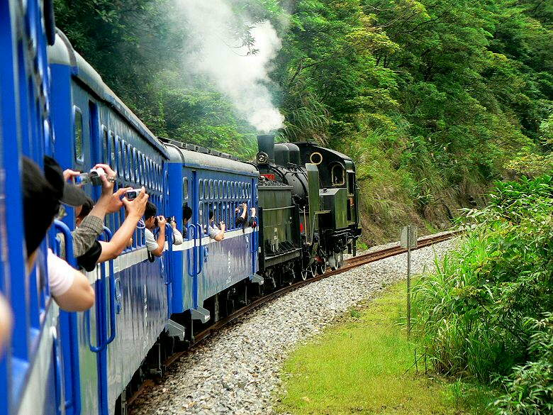 CK124牽引台灣鐵路創建119周年紀念列車行駛於平溪線