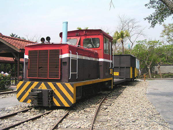 報廢之糖鐵932號溪州牌柴油機車展示於臺北市立木柵動物園