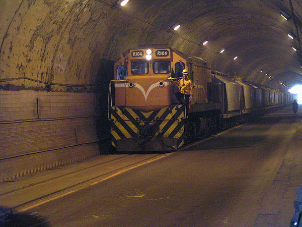 R104牽引貨列通過基隆港線鐵公路共用隧道之絕景