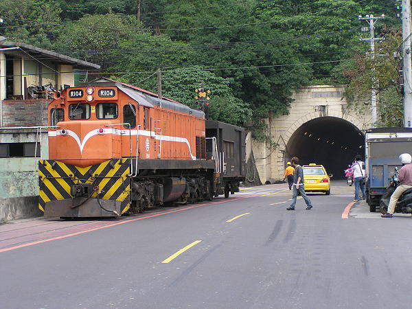 R104牽引貨列通過基隆港線鐵公路共用隧道之絕景