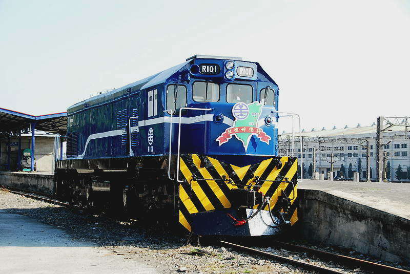 R101柴電機車恢復藍色塗裝。20100130。