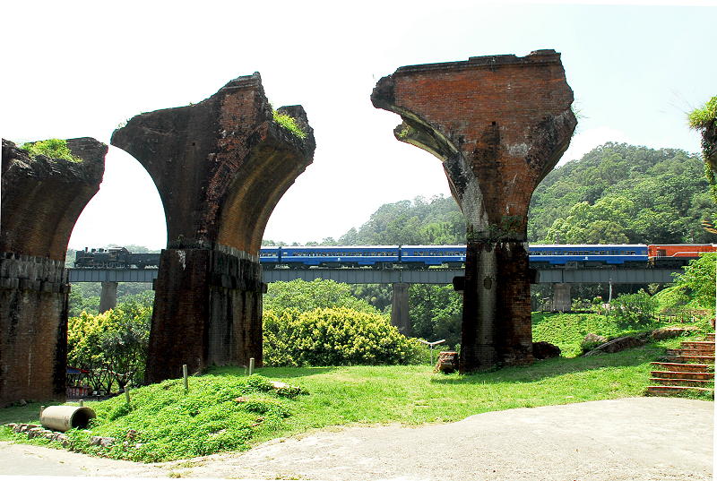 舊山線復駛前試運轉CK124編組通過龍騰斷橋。20100525。