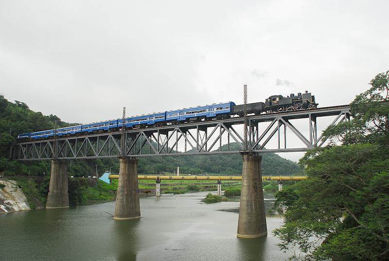 舊山線復駛CK124、R123編組3933次通過內社川橋。20100605。