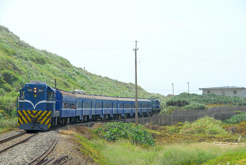 R40牽引ILLSMP鐵道迷團體[兩鐵慢活]專列專列257次編組進入林口線。20100828。