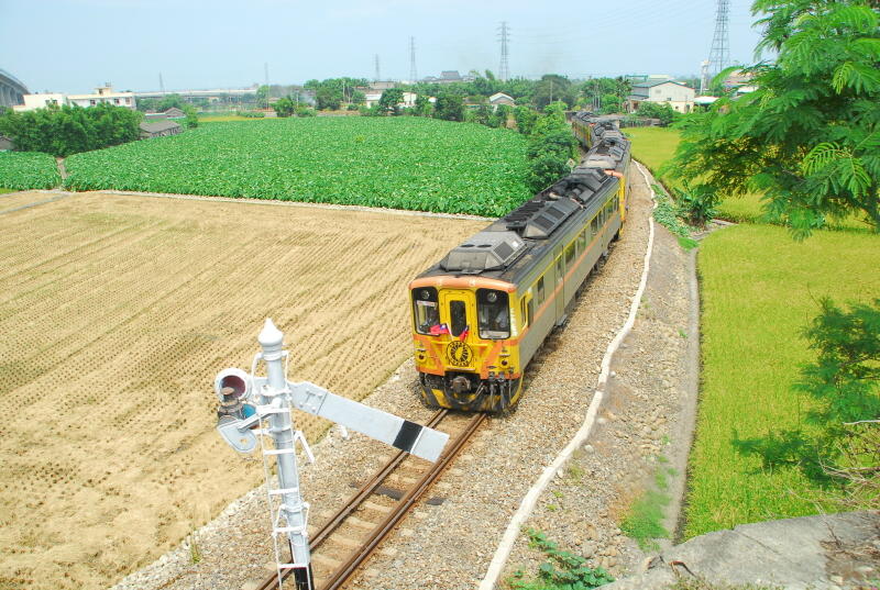 建國百年專列系列DRC1000駛入臺中港線。20110710。