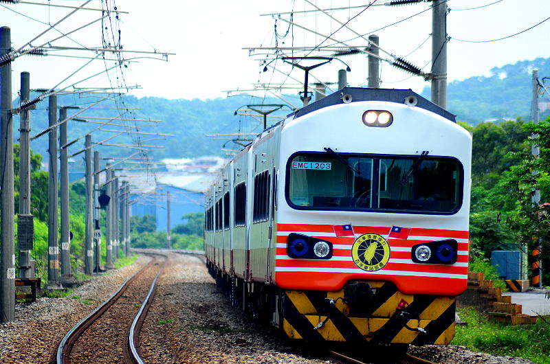 建國百年專列系列EMU1200行駛山海線。20110810。