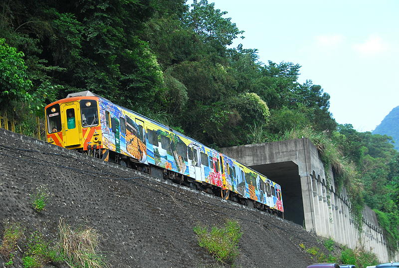 內灣線DRC1000型彩繪柴聯車。