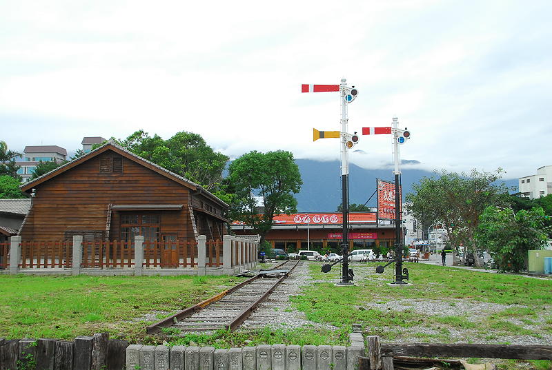 矗立於花蓮鐵道文化園區的臂木號誌機群。20111210
