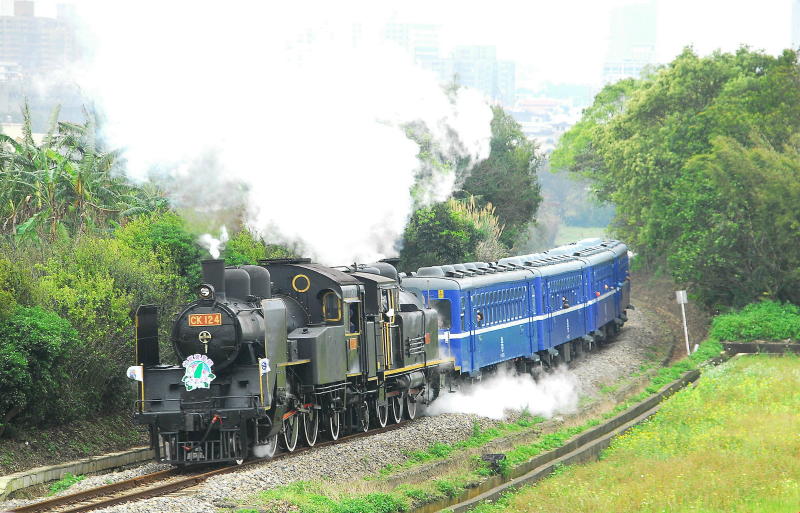 為慶祝CK124蒸汽列車與日本JR北海道C11171SL「冬の濕原號」締結姊妹列車，臺鐵局於20120312由臺鐵CK124與CK101牽引4輛DR2050藍色小叮噹行駛內灣線，北海道「冬の濕原號」也同步於日本鳴笛開行，二姊妹蒸汽列車兩地共鳴，展開台日雙方的友好鐵路外交。竹中、上員間。