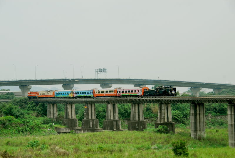 為慶祝CK124蒸汽列車與日本JR北海道C11171SL「冬の濕原號」締結姊妹列車，臺鐵局於20120312由臺鐵CK124牽引4輛4輛商務車廂行駛內灣線。竹東大橋。