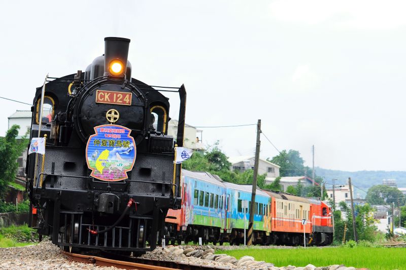 為慶祝CK124蒸汽列車與日本JR北海道C11171SL「冬の濕原號」締結姊妹列車，臺鐵局於20120312由臺鐵CK124牽引4輛4輛商務車廂行駛內灣線。