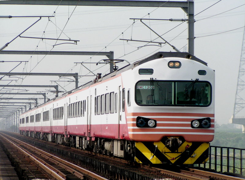 由臺灣車輛公司自2002年起至2004年將EMU200型改裝成EMU1200型電聯車。