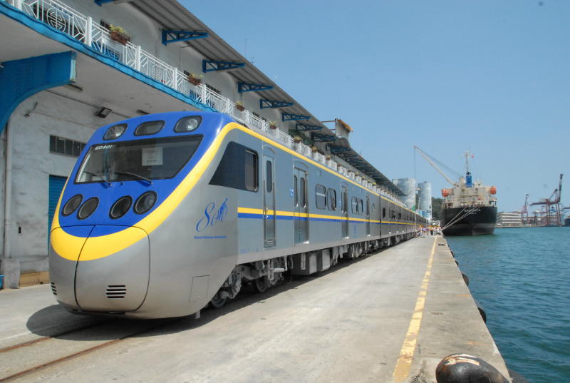 於基隆港西岸碼頭卸運中的台鐵EMU800型新電聯車。20130827。基隆港西岸旅客碼頭。