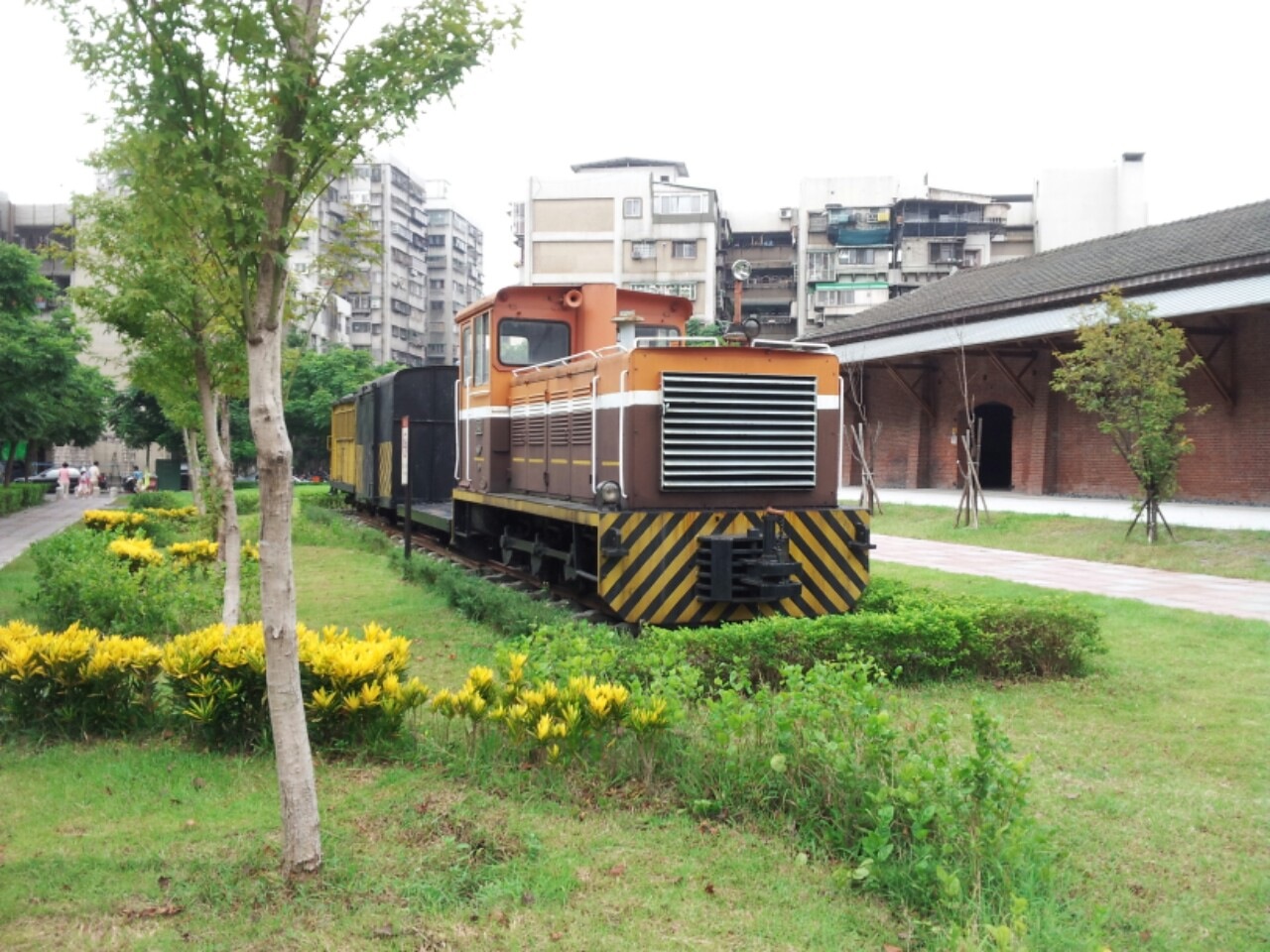 展示於臺北市大理街甘蔗公園內的糖鐵列車。機車：溪湖日立843，平車、篷車、守車均來自佳里糖廠。